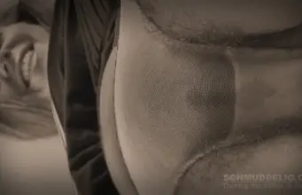 Pipi im Höschen Sie hat Pipi im Höschen.